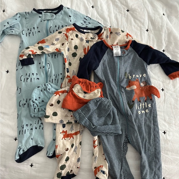 Gerber Cotton Footies (3) and coordinating hats (4) 3-6M - Picture 11 of 11